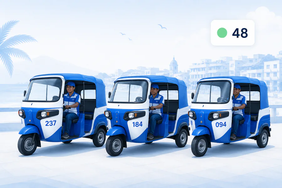 Flota demostrativa de tres mototaxis activas con sus conductores